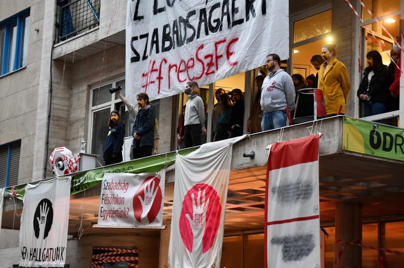 Ismét üzentek az SZFE-hallgatók Szarka Gábornak