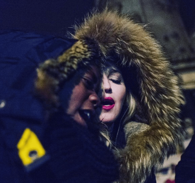 Videó: Madonna Párizsban adott meglepetéskoncertet