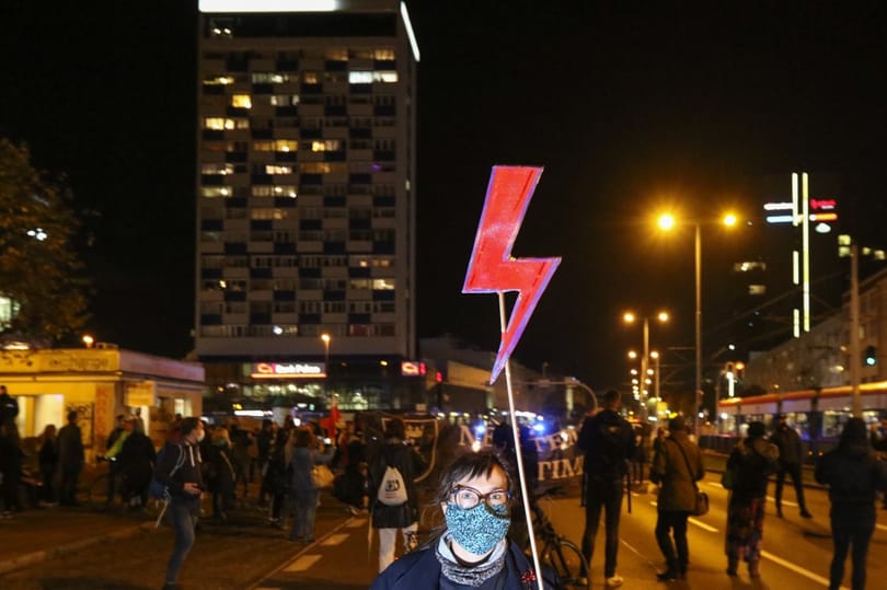 Hatályba lép a szigorított lengyel abortusztilalom, új erőre kaptak a tüntetések