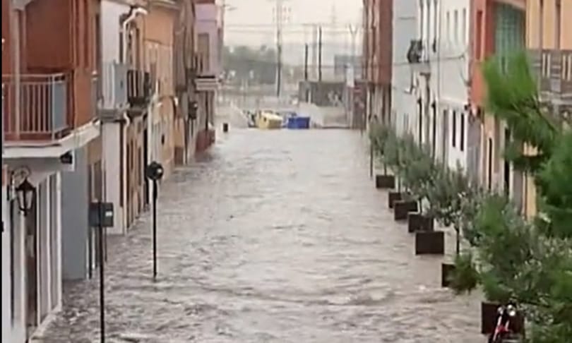 Hatalmas esőzés bénította meg Valenciát – videók