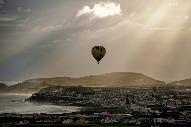 Leesett a hőlégballonról, és halálra gázolta egy autó
