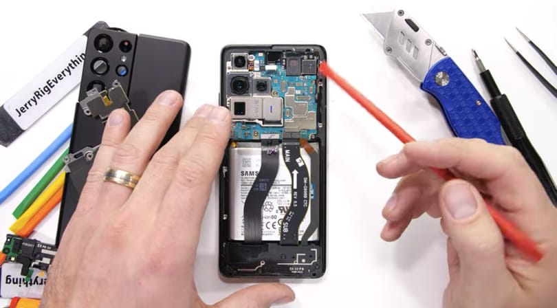 Szétszedték a Samsung Galaxy S21 Ultrát, ezt rejti a belseje – videó