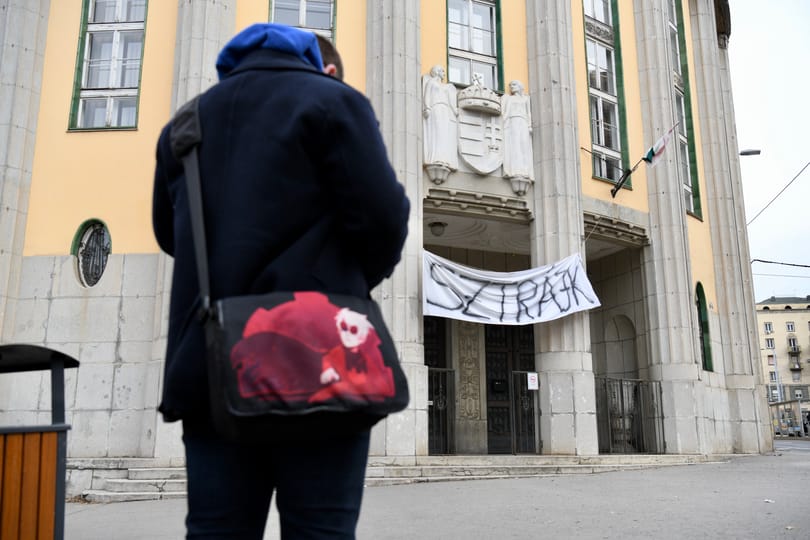 Bírósághoz fordulhatnak a pedagógus szakszervezetek a felfüggesztett tébék miatt