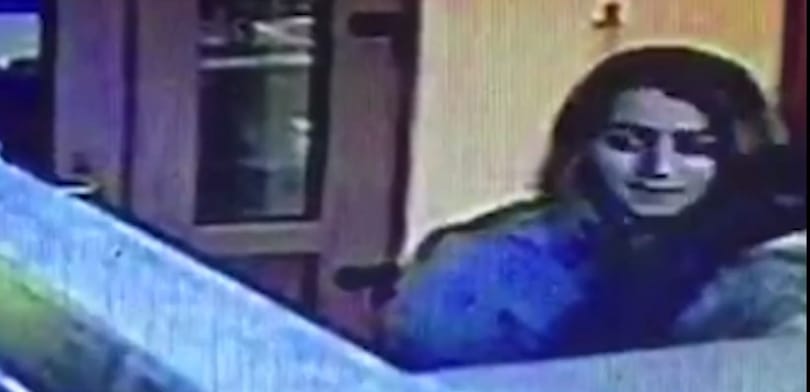 Pénztárcát lopott ez a nő egy pesti gyorsétteremben, keresik – fotó