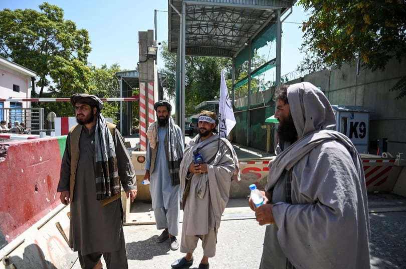 Már a tálibok ellenőrzik Kabul diplomáciai negyedét – videók