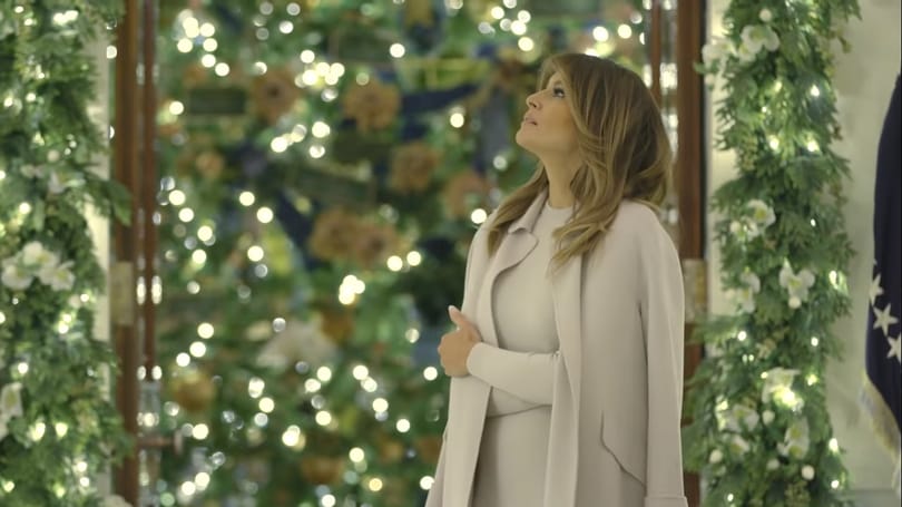 Melania Trump lecserélte az agresszív vérvörös fenyőket a Fehér Házban