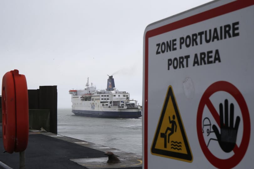 Újraindult a forgalom a brit-francia határon, az áthaladáshoz negatív teszt kell