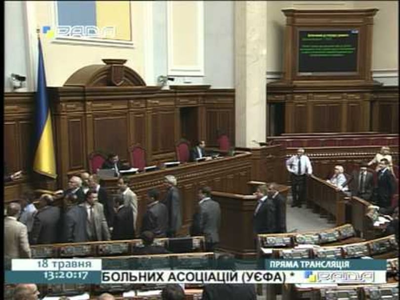 Videó: látványos fojtogatás az ukrán parlamentben