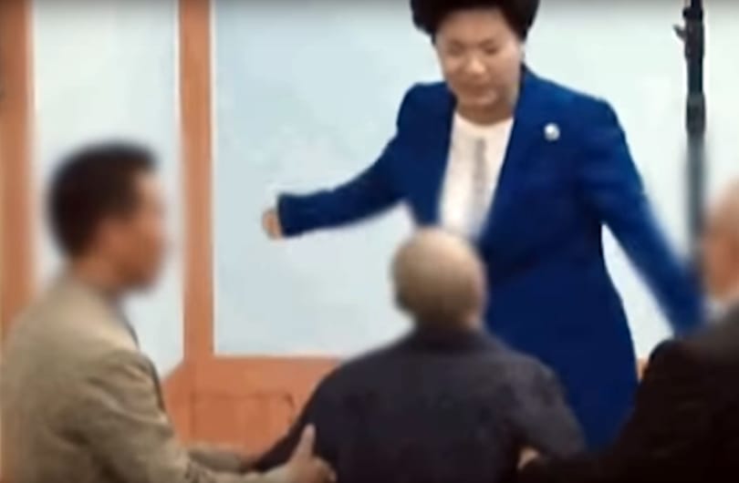 Sokkoló videón bántalmazza a követőit egy dél-koreai szekta vezetője