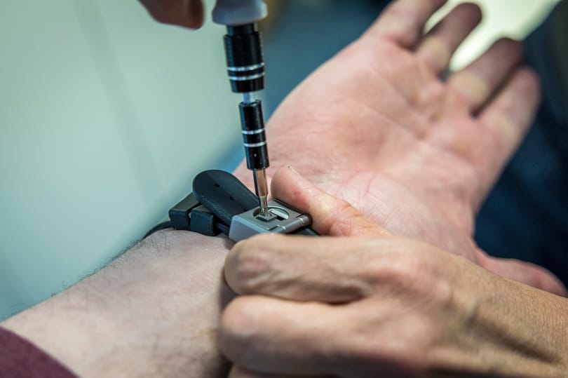 Lábbilincs helyett okosórát kapnak a házi őrizetesek