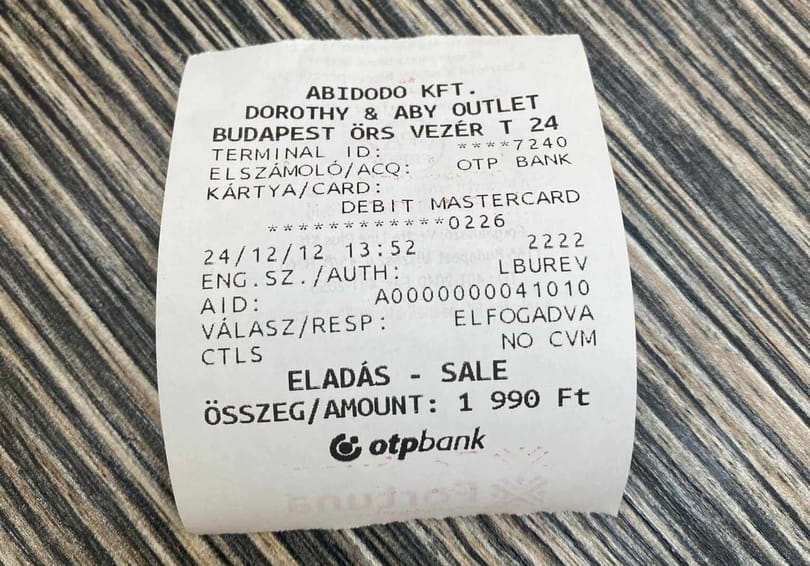 Adóhátralékos kisvállalkozás áll a Shein Store-nak maszkírozott sugárbeli turkáló mögött