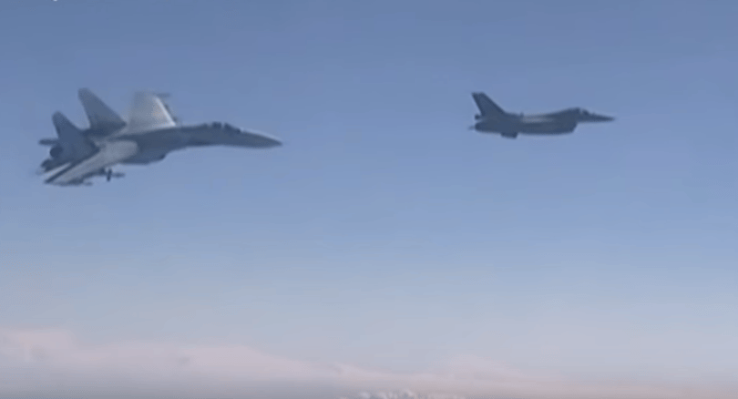 Videó: Szu-27-es és F-16-os kakaskodik a miniszter gépe mellett