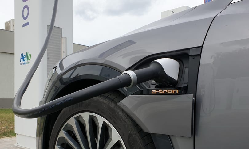 Hirtelen drágább lehet elektromos autóval járni, mint ha benzint tankolnánk