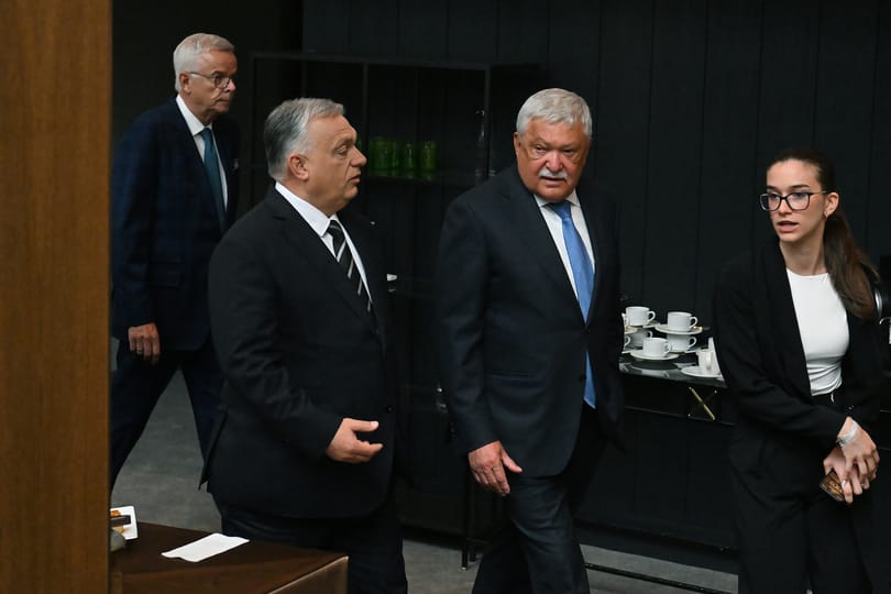 Orbán Viktor életében először elment az OTP közgyűlésére, hogy végül Magyar Péteren viccelődjön