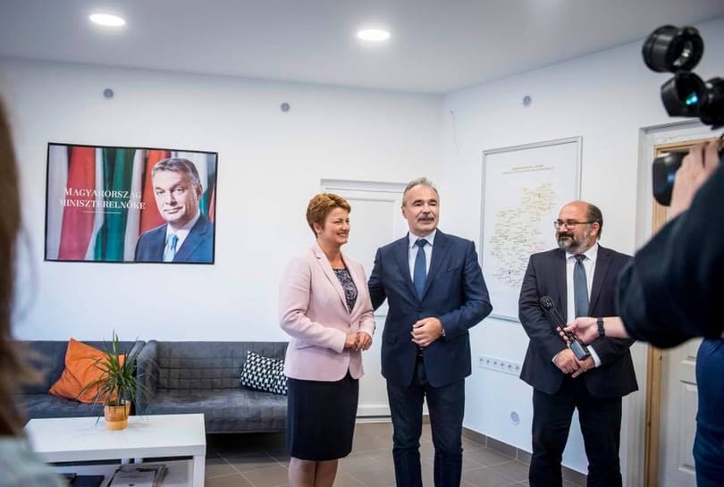 Gigantikus Orbán Viktor-portré figyeli a szentlőrincieket
