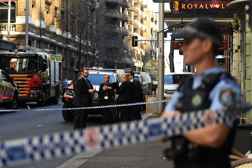 Késsel támadt járókelőkre egy férfi Sydney-ben