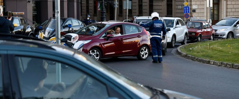 Videó: Nyomták a dudát Orbánnak a Clark Ádám téren