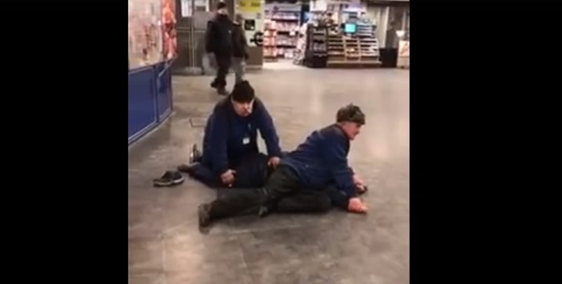 Biztonsági őrök fogták le az eszméletlen részeg BKV-ellenőrt - videó
