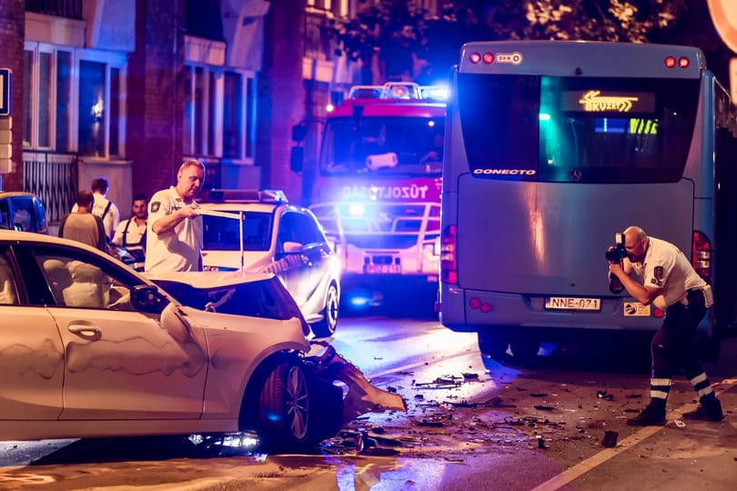 Busz és autó ütközött a III. kerületben szerda este, gyalogosok is megsérültek – fotók