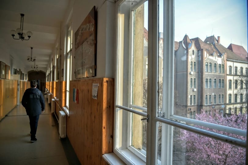Visszatérne iskolájába egy kerekesszékbe kényszerült diák, de a tankerület nem ad pénzt akadálymentesítésre