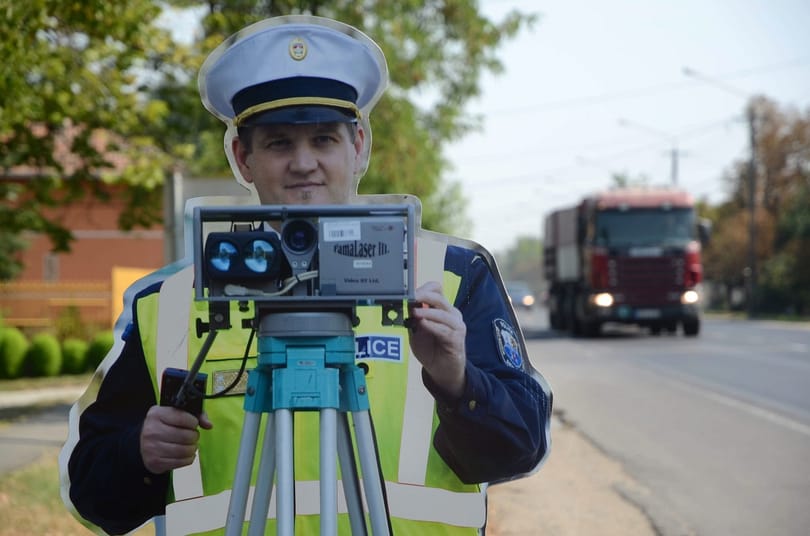 Fotók: Fémlemezből készült rendőröket vetettek be Szolnok megyében