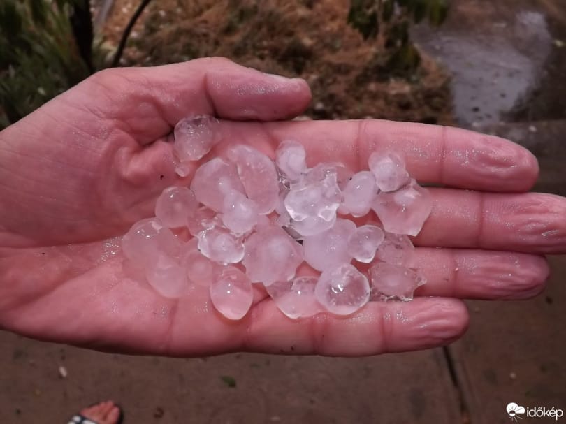 Jéggel és áramszünettel érkezett meg a vihar a Dunántúlra