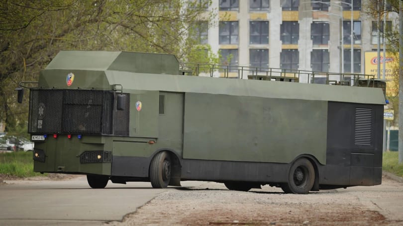 Mad Max-szerű páncélozott mobil kórházat építettek Ukrajnának román adományokból