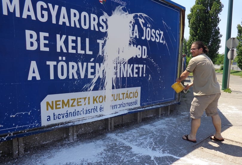 Felelősségre vonhatják a tejföldobálást nem jelentő rendőröket