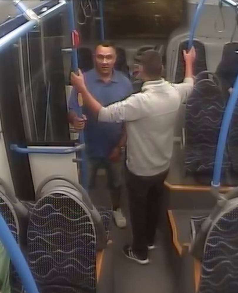 Alvó utast raboltak ki egy buszon, ezt a két férfit keresik – fotók