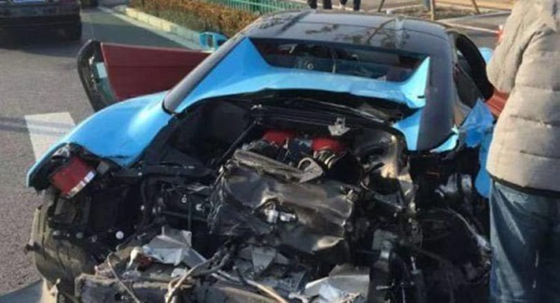 Rommá törték az 560 lóerős Ferrarit