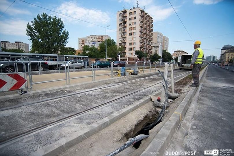 Így tömik be a villamospálya alatti üreget a Honvédkórháznál – fotók