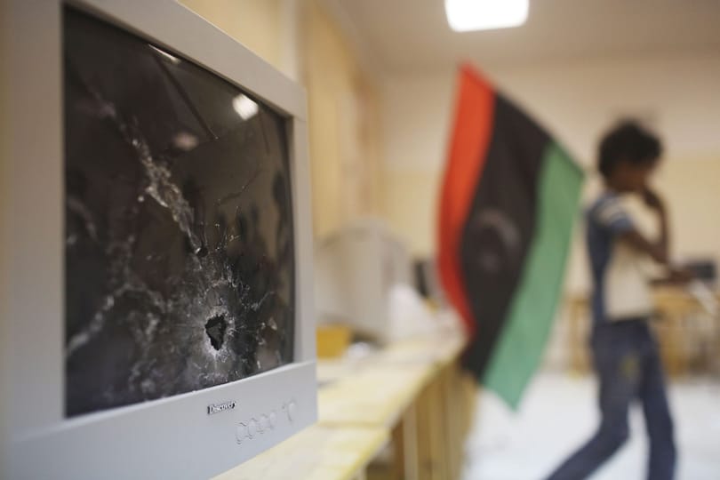 A menekülő civileket sem kímélik az orvlövészek Líbiában