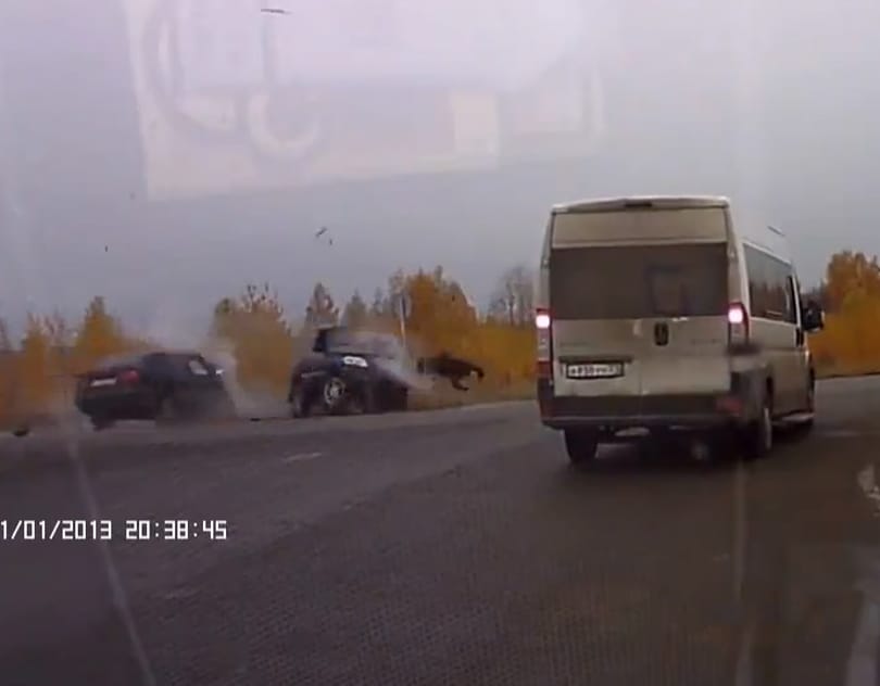 Így repül ki az autóból az, aki nem használja a biztonsági övet – videó