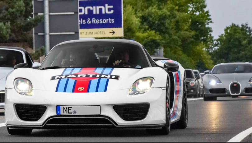 Illegális versenyzésen kapták az elhunyt Porsche vezér fiát és unokáját