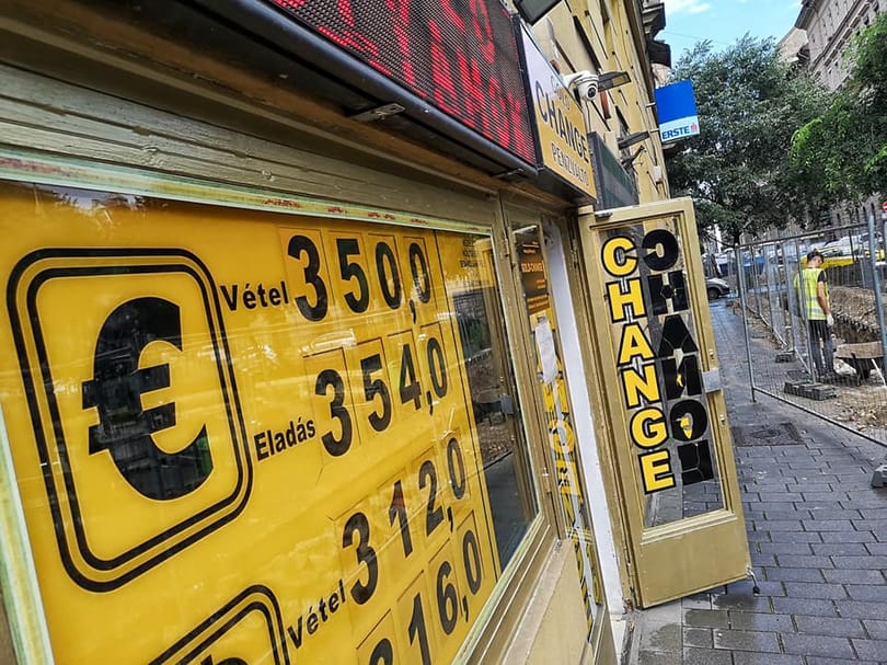 Gyengült a forint szerda reggelre