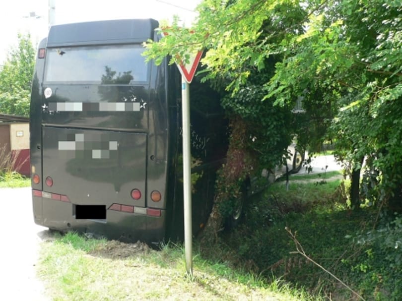 Részeg fiatal kötött el egy buszt Szentesen, majd karambolozott – fotók