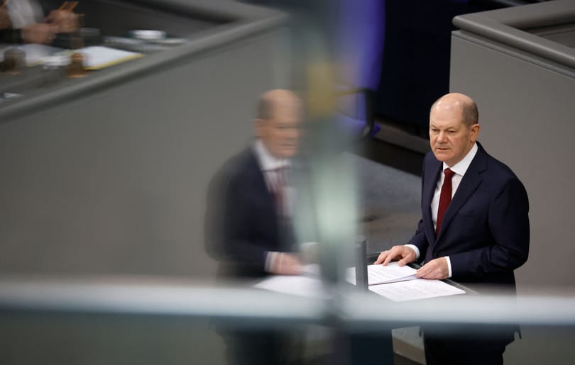 Olaf Scholz betiltat egy palesztin-párti csoportot, amelyik édességeket osztogatva ünnepelte a Hamász gyilkosságait
