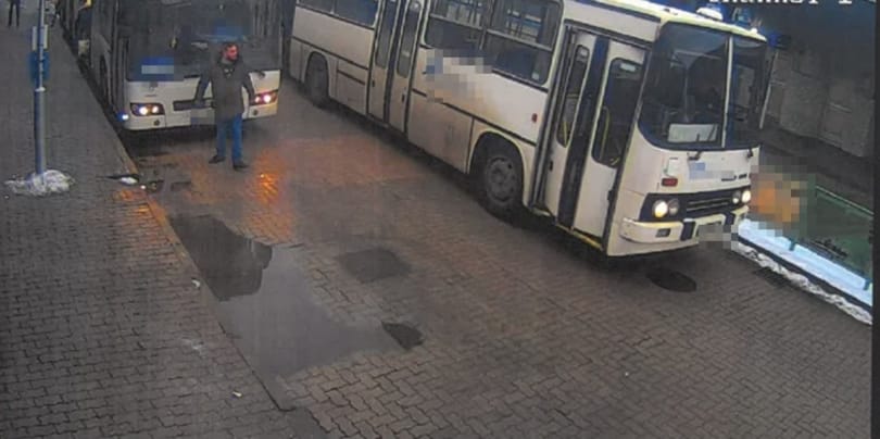 Áthajtott a lábán a busz, elsántikált, keresik