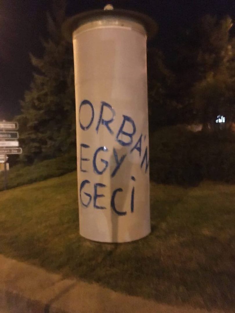 Orbános graffiti került egy soproni garázsra, az önkormányzat azonnal írt, hogy takarítsák le