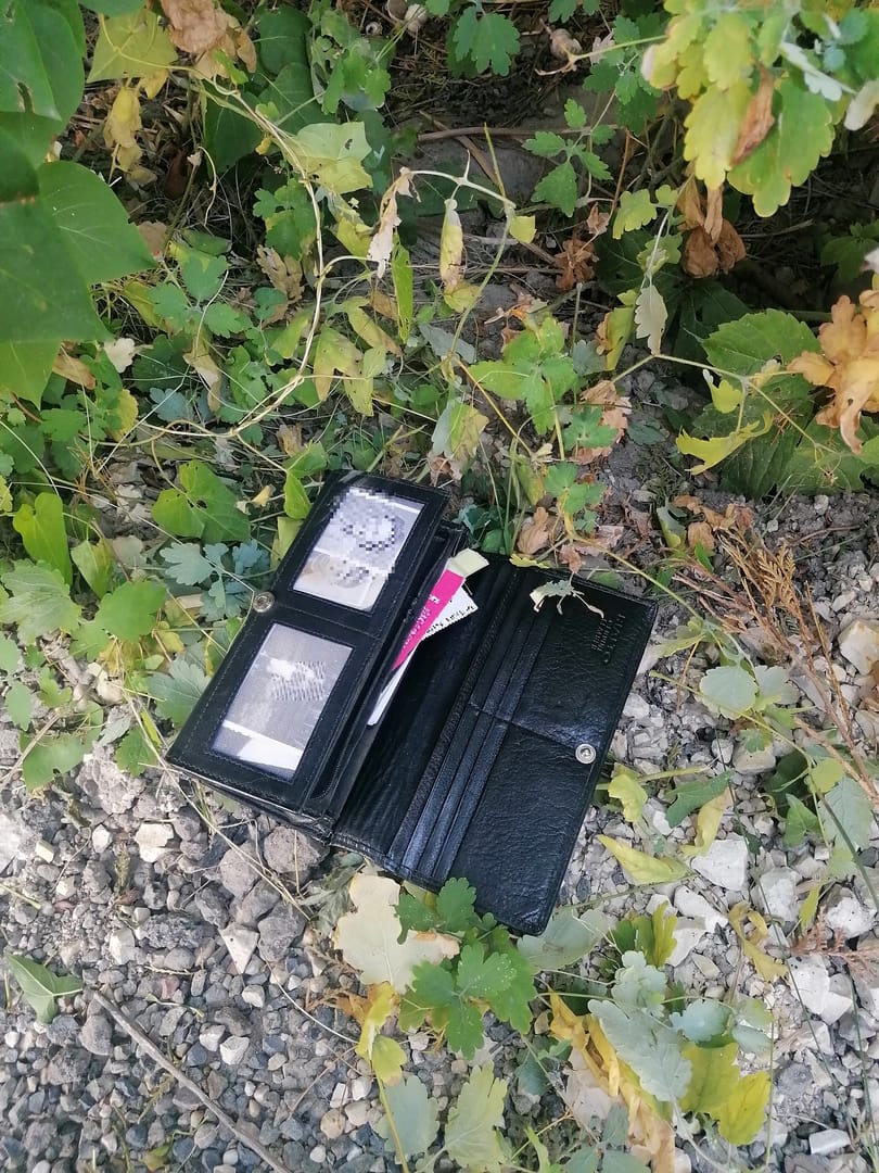 A nap képe a rendőrségtől: visszaadták az elveszett pénztárcát a nyugdíjasnak