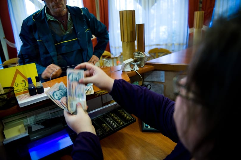 Az állam odaengedi a húsosfazékhoz a baráti bankokat