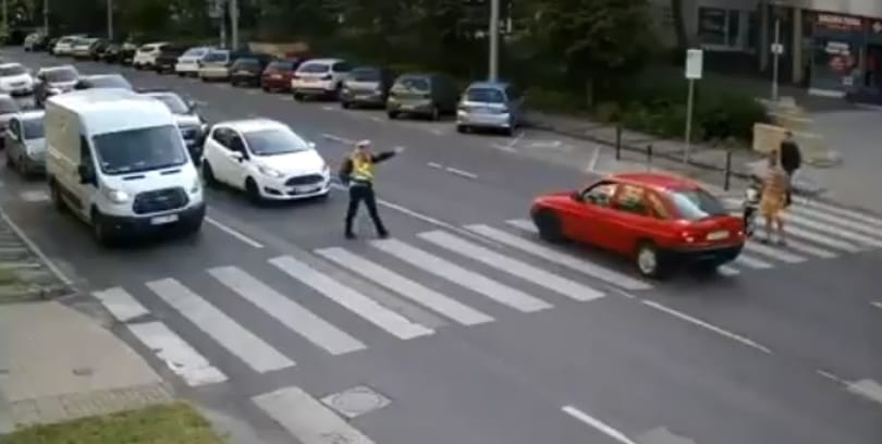 Előtte állt a rendőr, mégis majdnem elgázolt két gyalogost a zebrán – videó