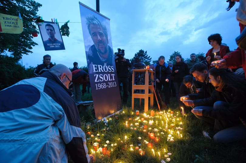 Fotók: Erőss Zsoltért és Kiss Péterért égtek a mécsesek