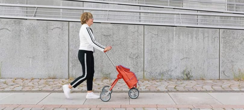 Nyugdíjasként indított startupot, hogy trendi divatcikké tegye a járókeretet