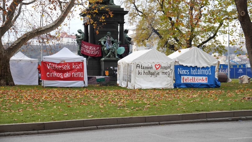 „Az éjszakák nem voltak kellemesek” – a Belügyminisztériumnál virrasztó diákok táborában jártunk
