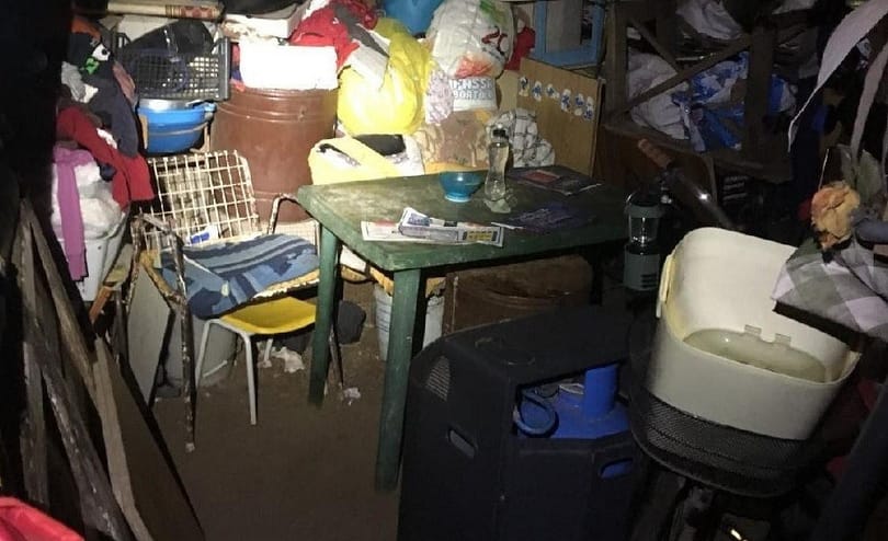 Ebben a pincében tartották 10 évig láncra verve a román nőt – képek