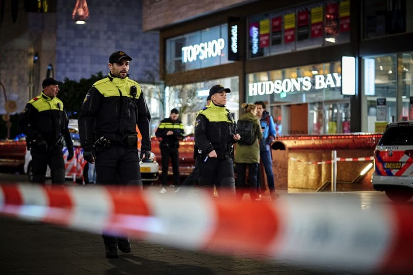 Gyerekeket késelt meg a hágai támadó, aki még mindig szökésben van