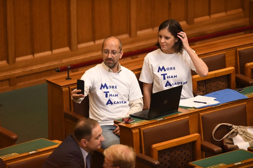 Eddig összesen 72 millió forintra büntették a parlamenti képviselőket