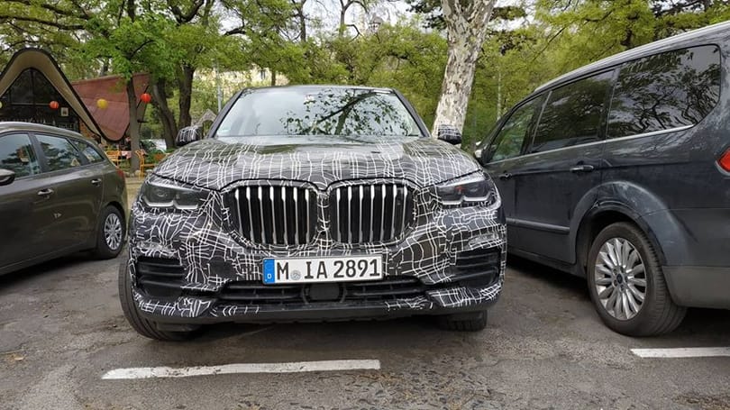 Az álcaautósoknak is jár a vasárnap – fura BMW X5 egy magyar parkolóban