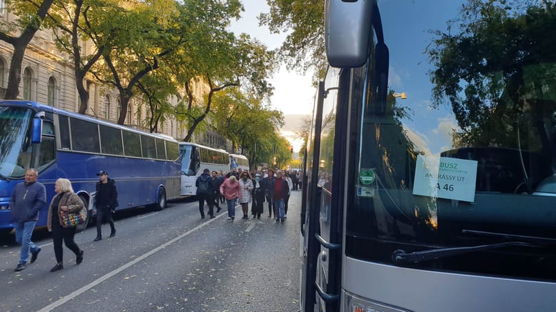 Járó motorral várták a buszok a Békemenet résztvevőit